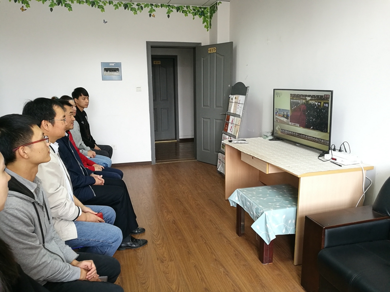 太阳成集团122ccvip组织师生收看十九届中共中央政治局常委同中外记者见面会.jpg